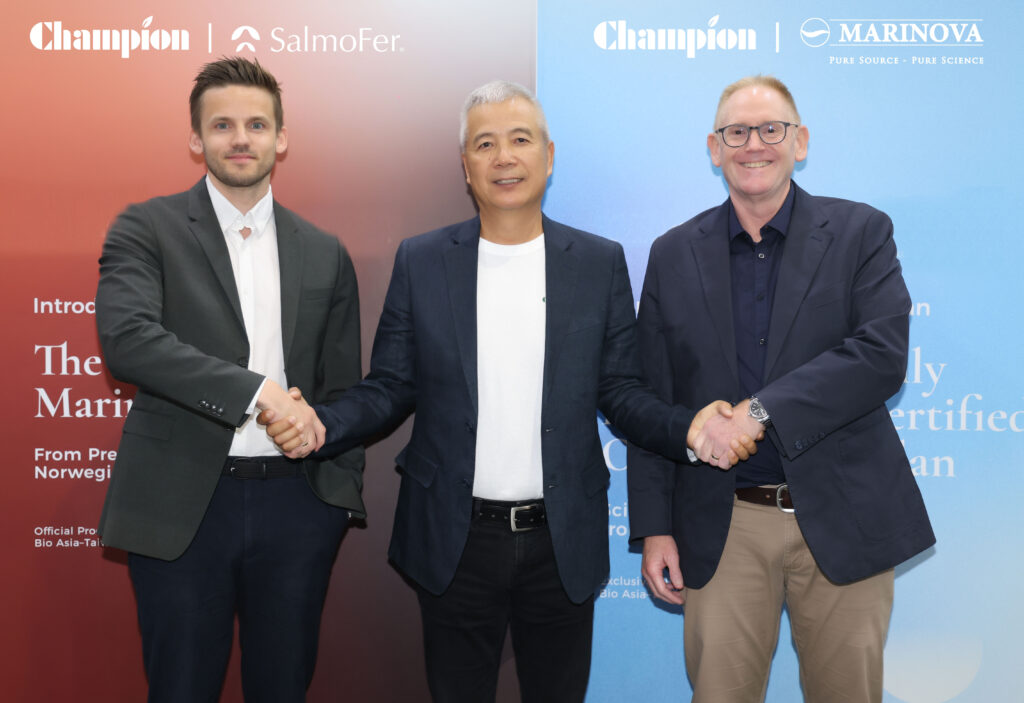 挪威 SalmoFer® 執行長Mr. Mats Trones(左)與宸品股份有限公司總經理楊佳松(中)及Marinova 銷售暨合作夥伴關係總監Mr. Rod Shelley (右)於亞洲生技大展合影