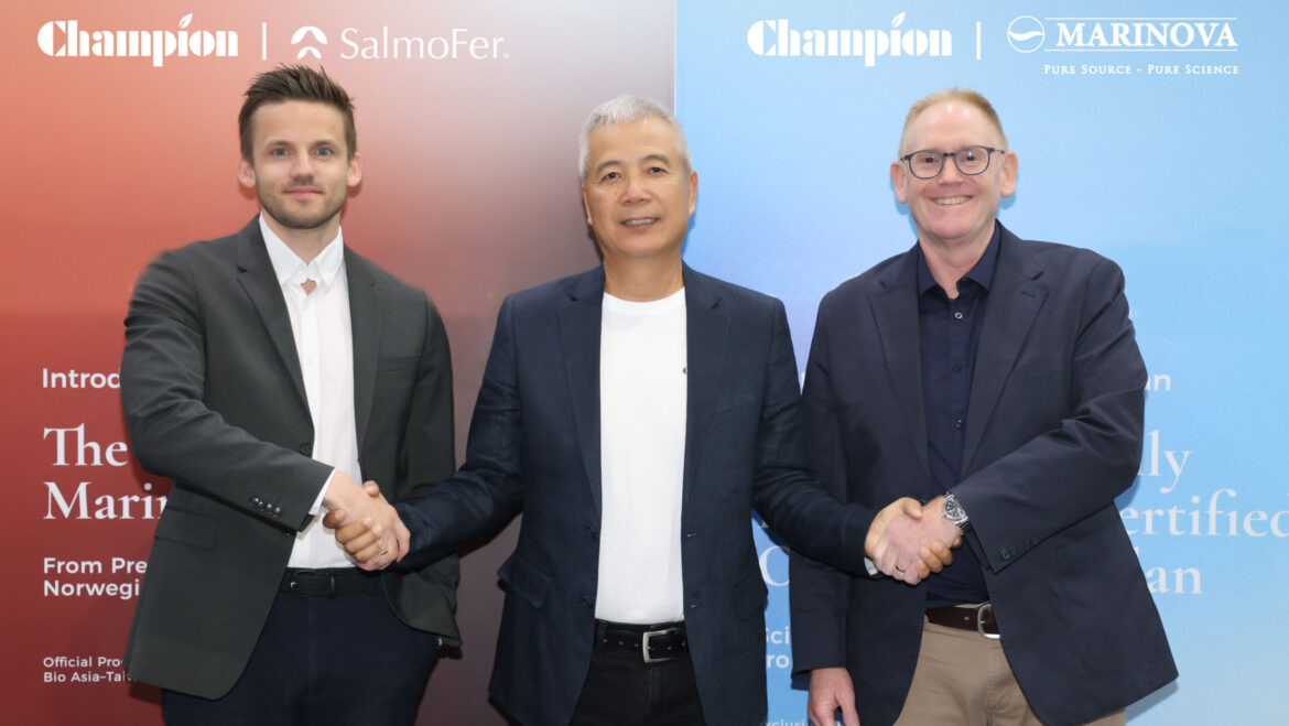 挪威 SalmoFer® 執行長Mr. Mats Trones（左）與宸品股份有限公司總經理楊佳松（中）及Marinova 銷售暨合作夥伴關係總監Mr. Rod Shelley (右)於亞洲生技大展合影