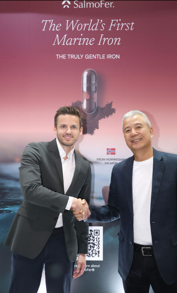 挪威 SalmoFer® 執行長Mr. Mats Trones(左)與宸品股份有限公司總經理楊佳松(右)於亞洲生技大展合影