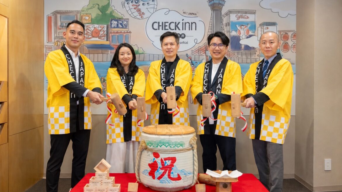 （由左至右）國際品牌發展策略長黃俊豪、執行董事莊正均、董事長吳秉庭、敦謙國際董事長葉維迪及副董事長戴東杰，於雀客旅館日本二號館「大阪新世界」館內共同舉行鏡開儀式。承襲日本傳統的開運儀式，象徵新館與品牌邁向圓滿與昌隆，亦宣告雀客從台灣出發，正式深耕日本市場的嶄新里程碑。